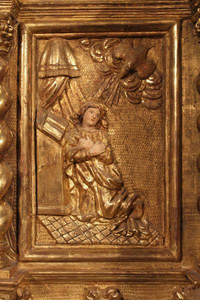 Tabernacle : relief de l'aile gauche (Vierge de l'Annonciation).