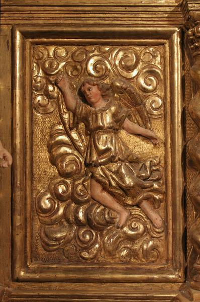 Tabernacle : relief de l'aile droite (ange de l'Annonciation).