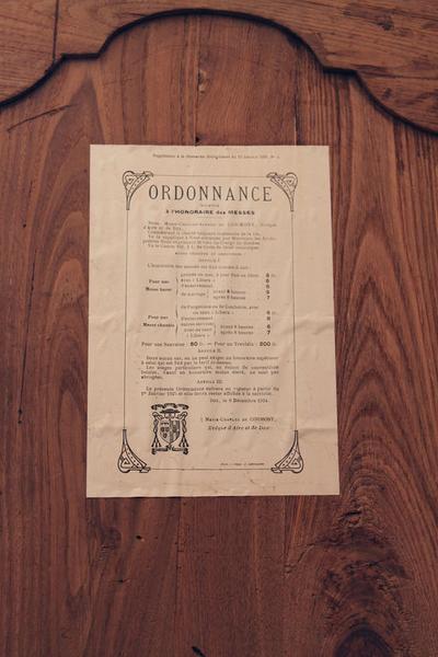 Ordonnance de Mgr de Cormont affichée dans l'armoire.