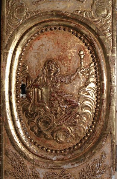 Détail de la porte : médaillon avec l'allégorie de la Foi.