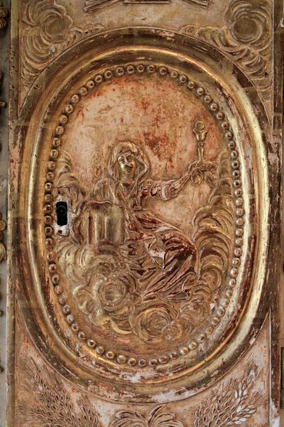 Détail de la porte : médaillon avec l'allégorie de la Foi.