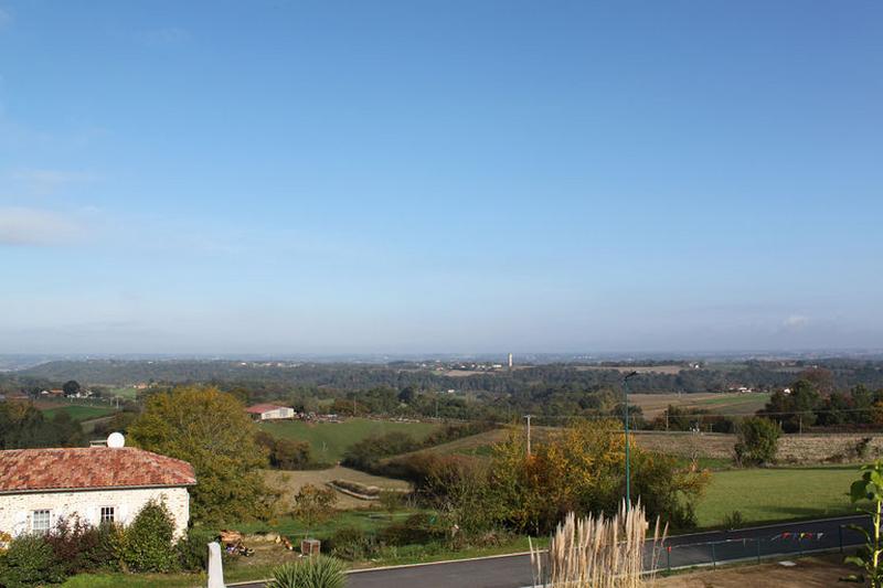 Vue du paysage vers le nord depuis le cimetière.