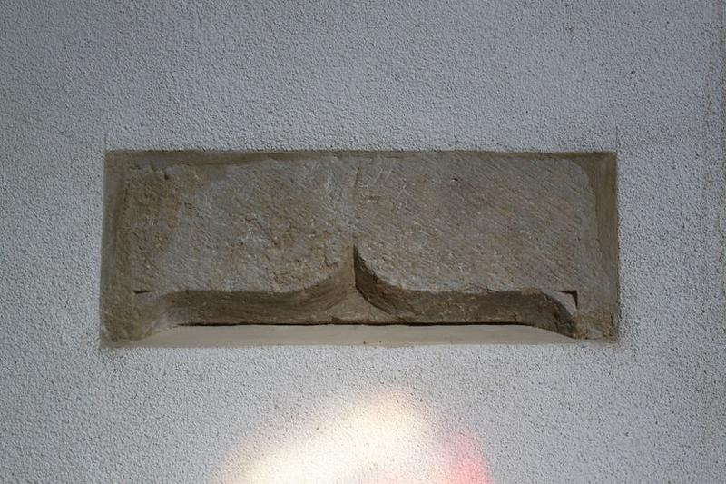 Linteau de porte à accolade dans le mur nord du choeur.