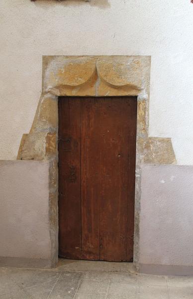 Porte donnant accès au clocher-tour depuis la nef.