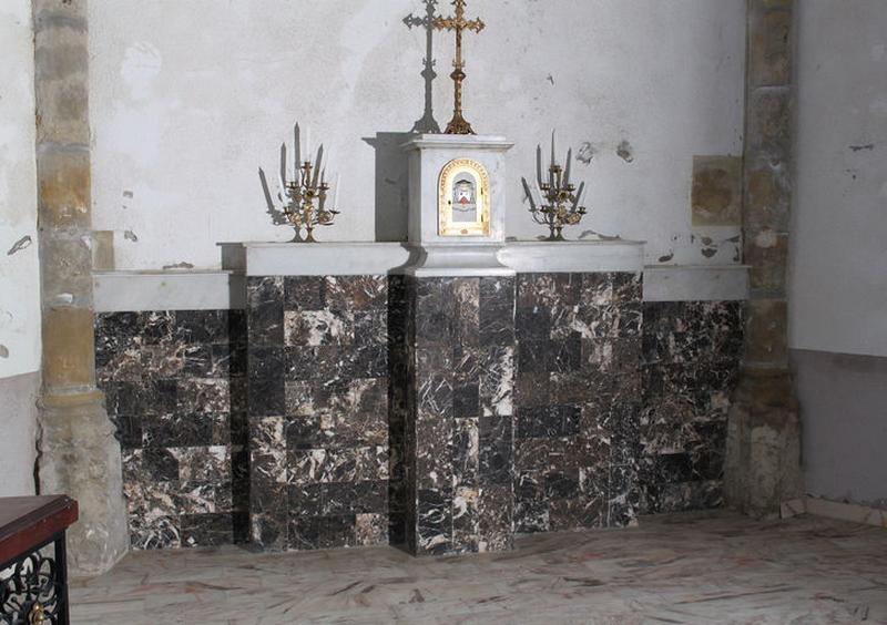 Gradin et tabernacle.