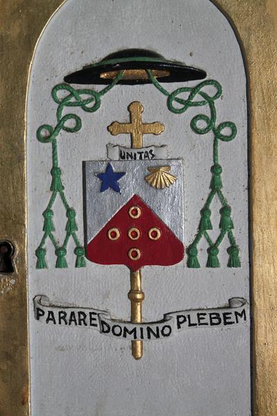 Armoiries de Mgr Sarrabère sur la porte du tabernacle.