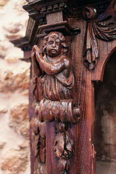 Détail de l'armoire eucharistique : terme angélique à gauche de la porte.