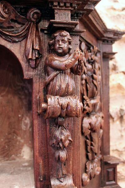 Détail de l'armoire eucharistique : terme angélique à droite de la porte.