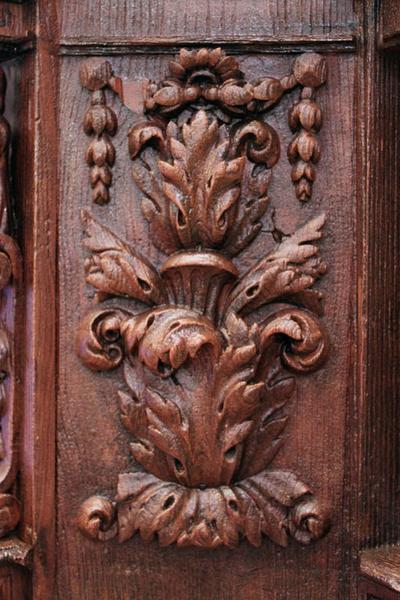 Détail de l'armoire eucharistique : motif d'acanthe sur le pan coupé de droite.