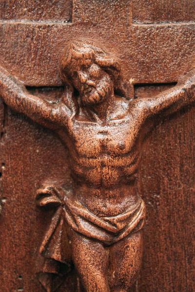 Porte : détail du Christ en croix.