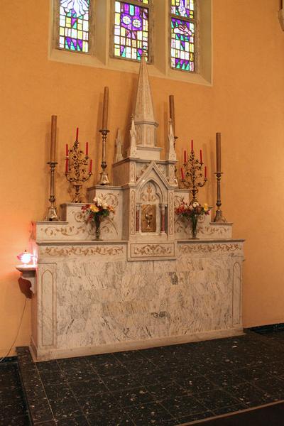 Gradins et tabernacle.