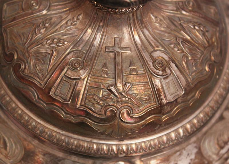 Détail du pied : croix devant Jérusalem.