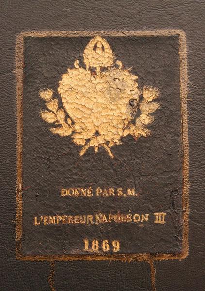 Détail de la boîte d'ostensoir : armoiries impériales et inscription.