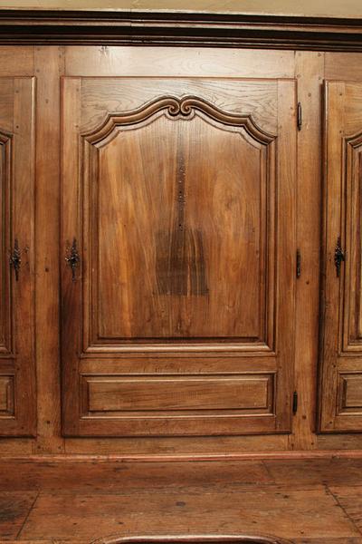 Battant central de l'armoire.