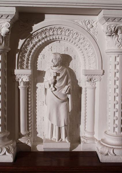 Détail de l'autel : statuette de saint Pierre.