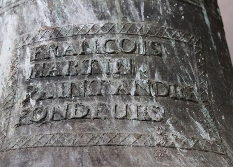 Marque des fondeurs sur le vase.