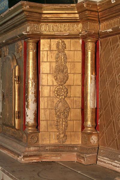 Tabernacle : coté droit de l'armoire eucharistique.