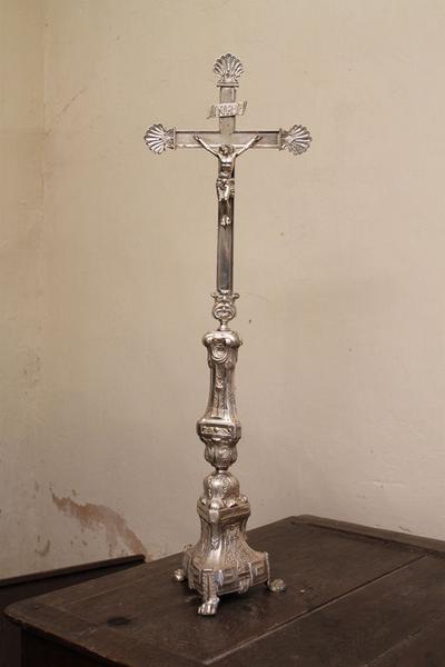 Une croix d'autel.