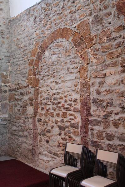 Arcade murée dans le mur occidental de la chapelle sud.