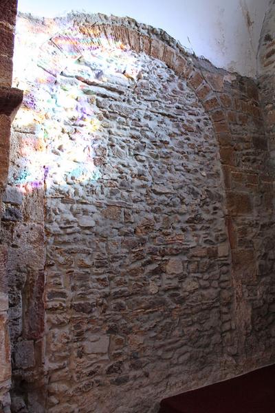 Arcade murée dans le mur oriental de la chapelle sud.