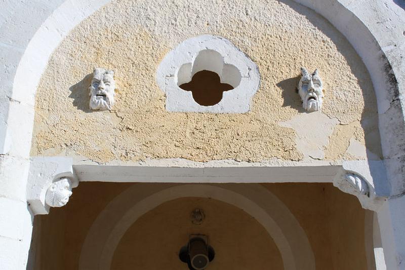 Têtes en relief sur le tympan de la porte occidentale.