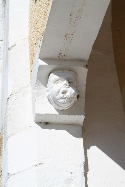 Tête en relief sur le coussinet du piédroit nord de la porte occidentale.