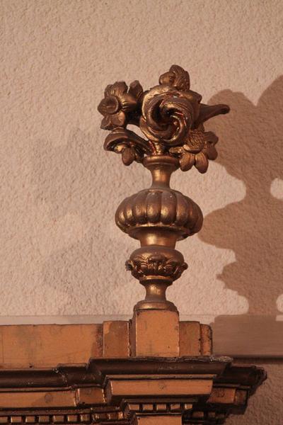 Aile droite du tabernacle : détail d'un vase de fleurs.