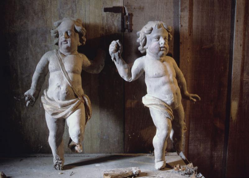 Ensemble de 2 statuettes d'anges du retable déposé