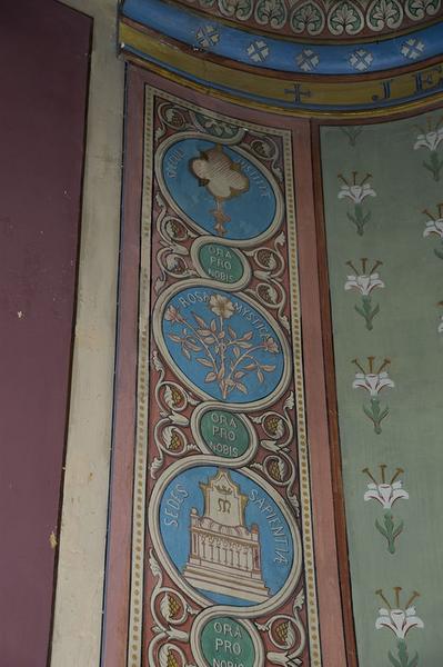 Chapelle de la Vierge : détail du faux pilastre de gauche avec les Litanies de la Vierge (miroir de justice, rose mystique, trône de sagesse).