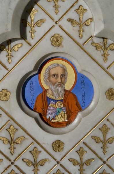 Détail de l'autel : médaillon avec saint Matthieu.