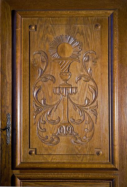 Détail d'un battant de l'armoire.