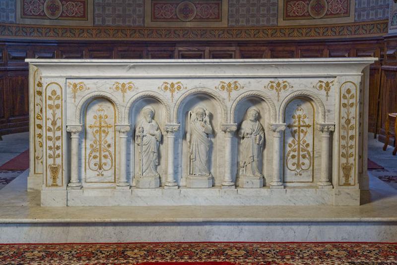 Ensemble du maître-autel : autel, 2 gradins d'autel, tabernacle, 2 piédestaux et 2 statues d'anges lampadophores