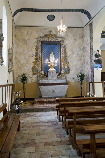 Autel, 2 gradins d'autel, tabernacle, retable (autel de la Vierge)