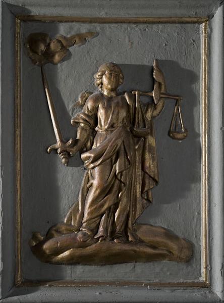 Relief de la cuve : la Justice.