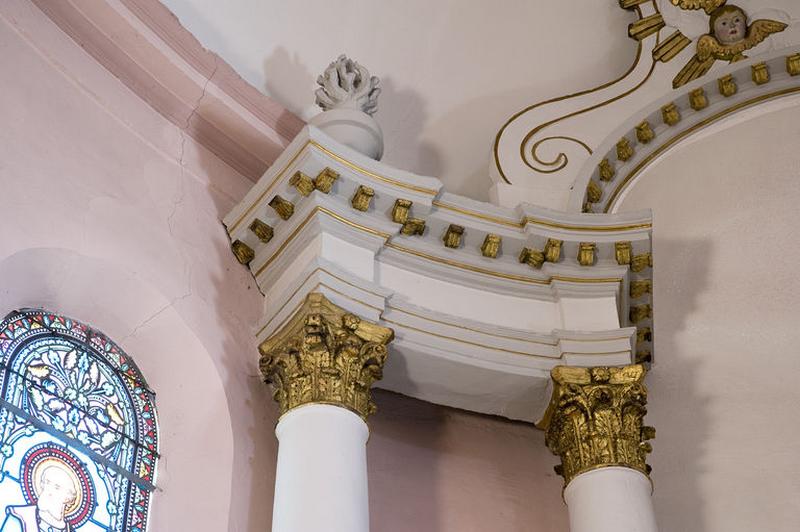 Détail des colonnes et de l'entablement à gauche.