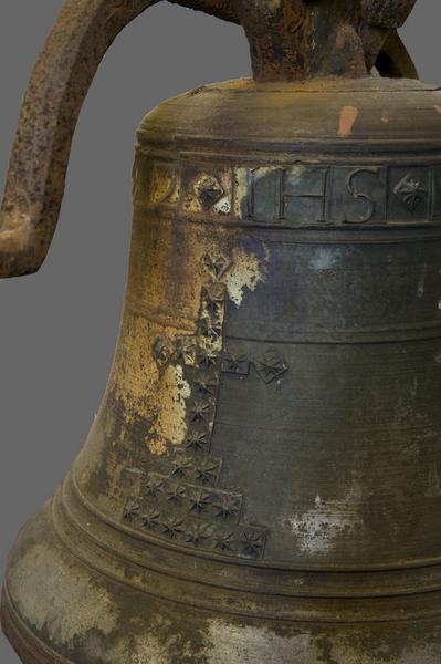 Détail : croix à degrés et étoiles.