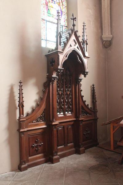 Ensemble des sièges du choeur (2 prie-Dieu, 1 fauteuil de célébrant, 2 tabourets de célébrant, stalles, dais)