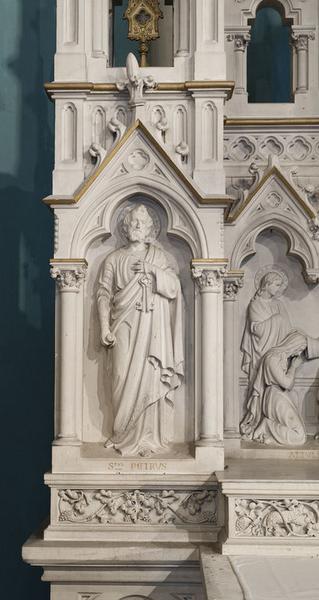 Edicule à l'extrémité de l'aile gauche du tabernacle, avec le relief de saint Pierre.