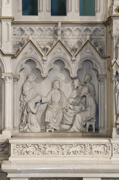 Aile gauche du tabernacle, avec le relief de la Madeleine aux pieds du Christ pendant le repas chez Simon.