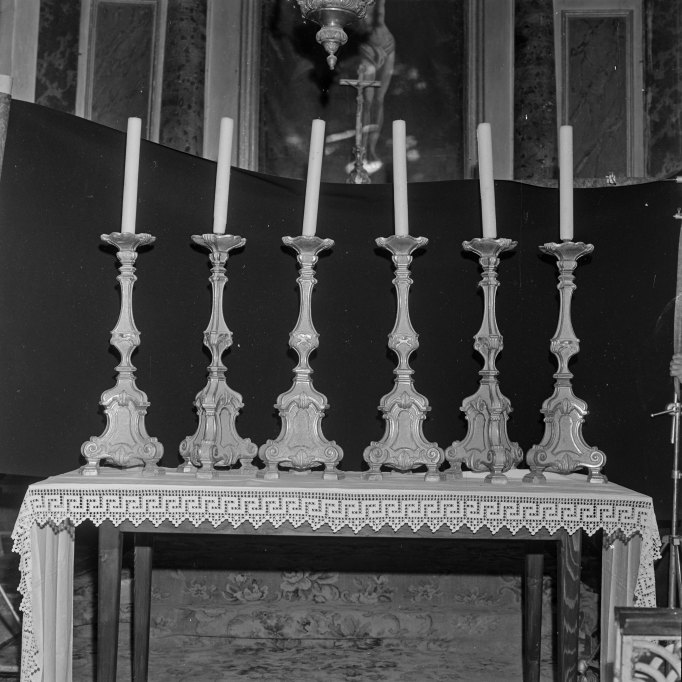 Chandeliers d'autel (6), croix d'autel (garniture d'autel), style Louis XV