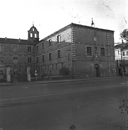 Façade Est, partie droite de la cour d'honneur et façade d'entrée à la chapelle.