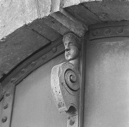 Façade Est, Portail d'entrée à la chapelle, détail de l'imposte.