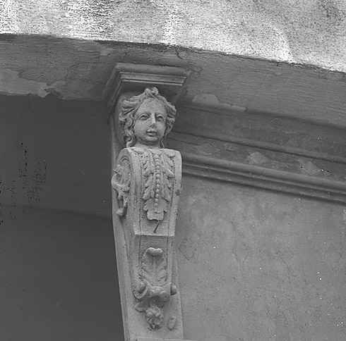 Façade, porte d'entrée : détail de la partie haute du montant.