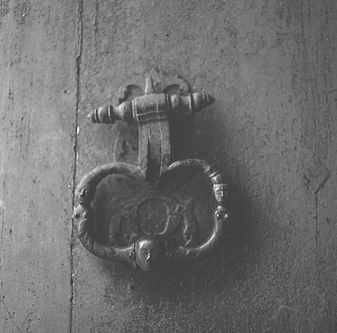 Façade, porte d'entrée, heurtoir.