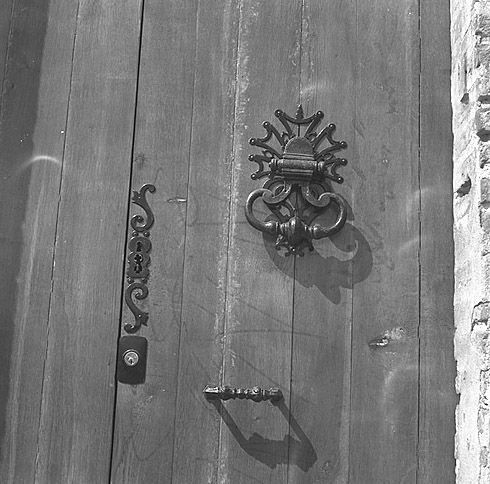 Façade, porte, heurtoir.