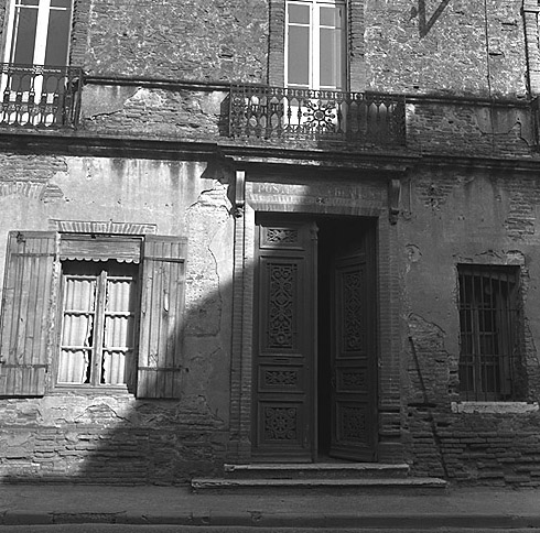 Façade, porte d'entrée principale.