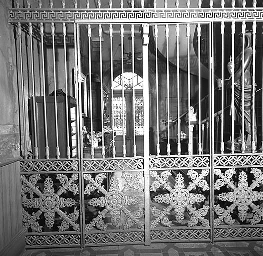 Hall : grille intérieure de séparation entre le bureau de la poste aux chevaux et la partie habitation.