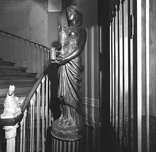 Cage d'escalier, statue à lampe Carcel.