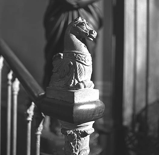 Escalier, pilier de départ, amortissement de la main courante.