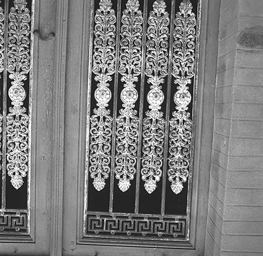 Porte sur jardin, détail d'un vantail.